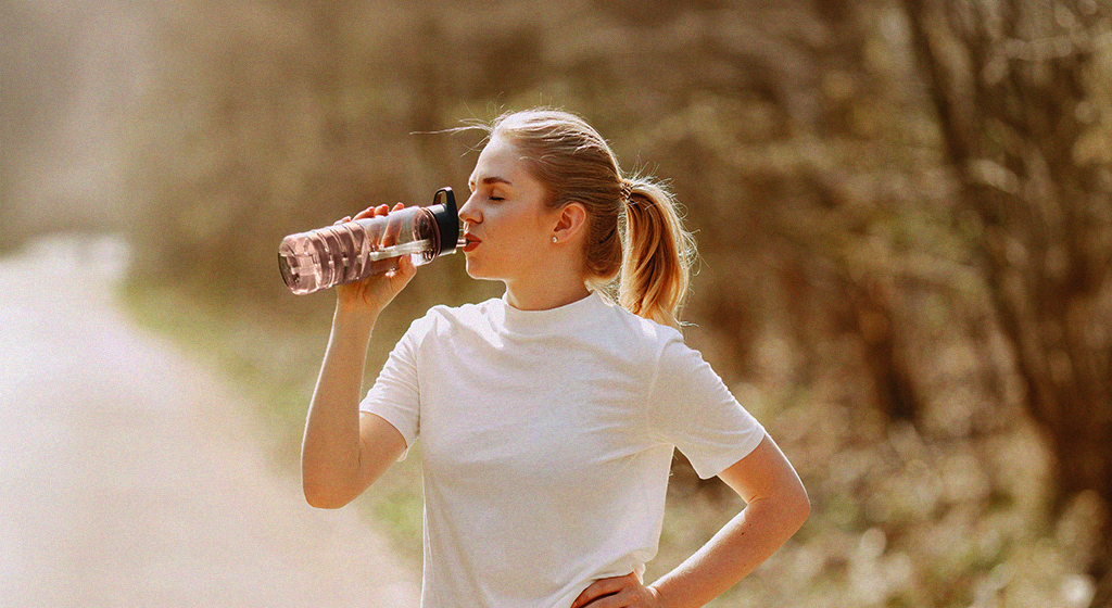 pcos woman is advised to keep herself hydrated from a daily basis 